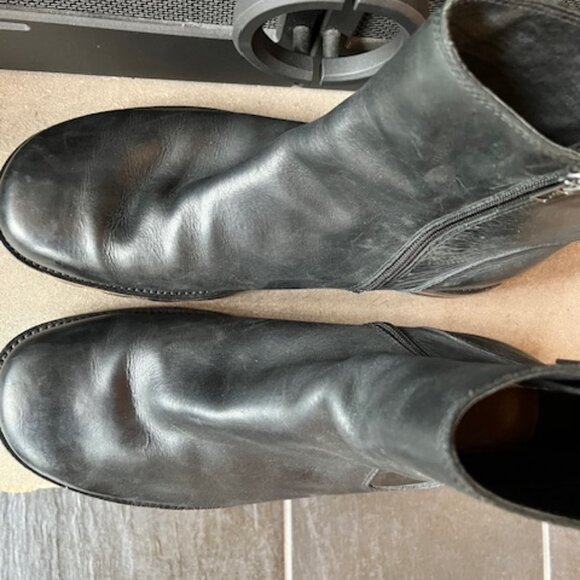 Men's Ugg 8" high, Black Leather Zippered Boot - Picture 3 of 7